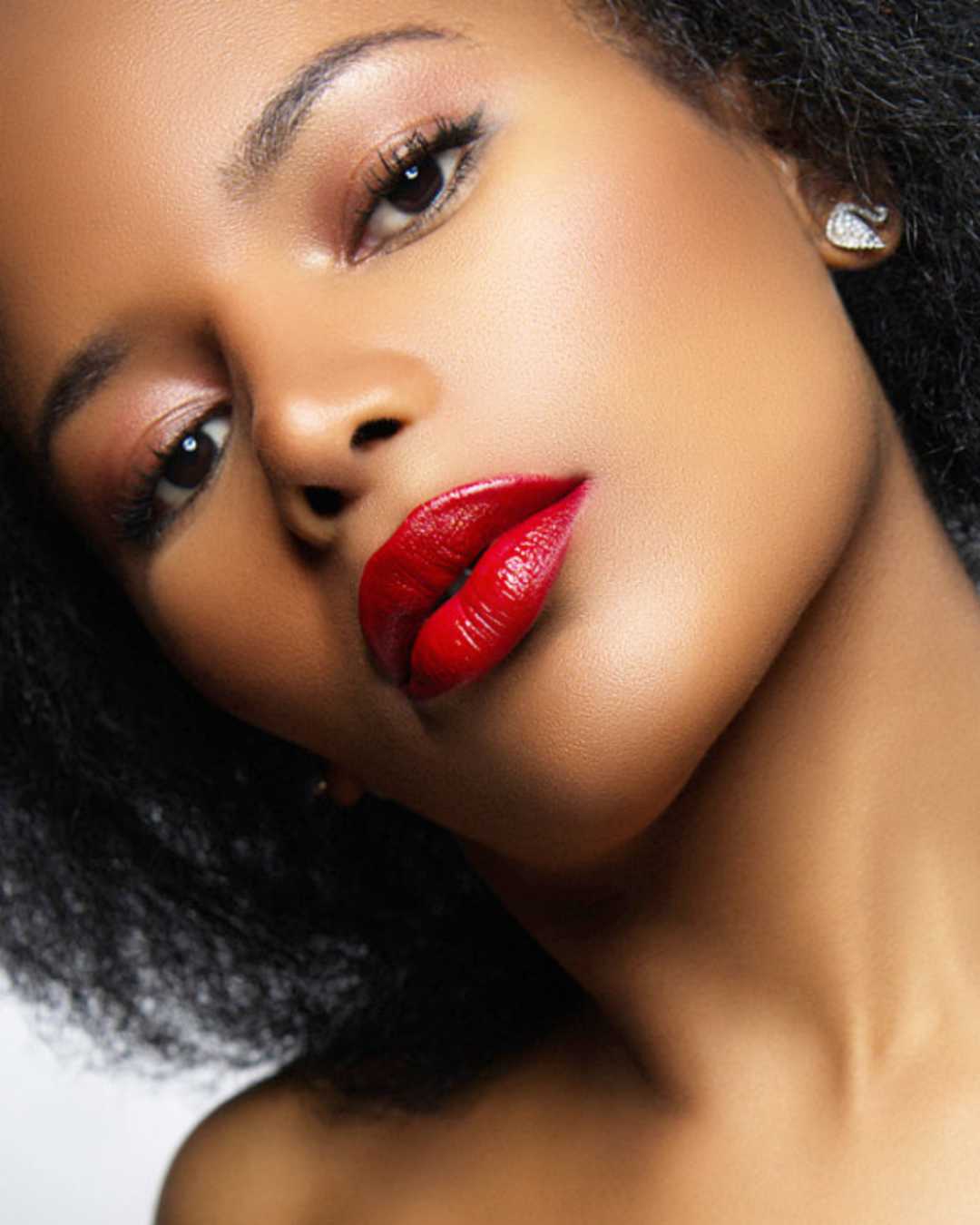 Portrait beauté rapproché, rouge à lèvres rouge et lumière douce
